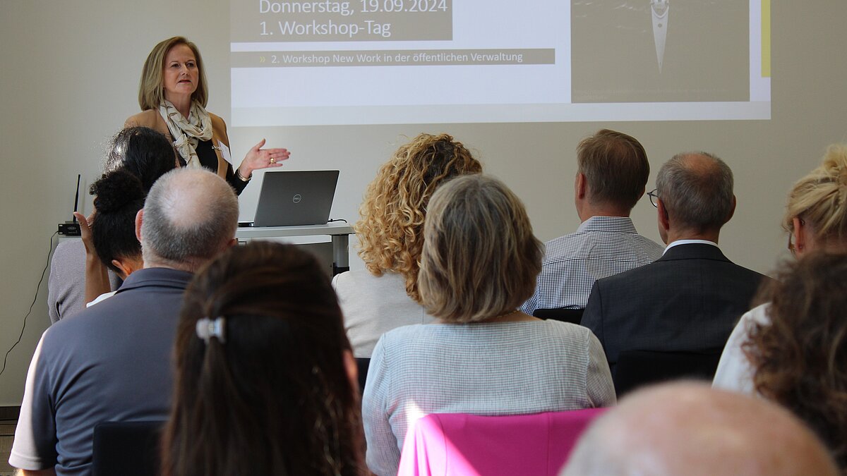 Dr. Silke I. Keil spricht vor Workshopteilnehmenden