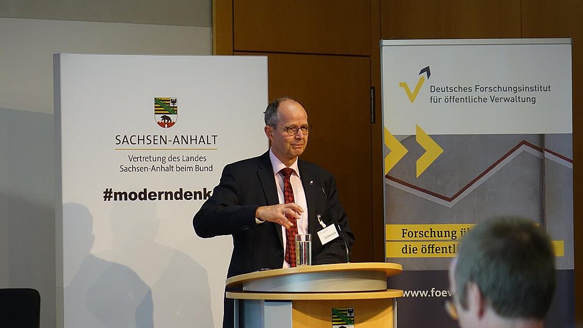 Mann am Rednerpult