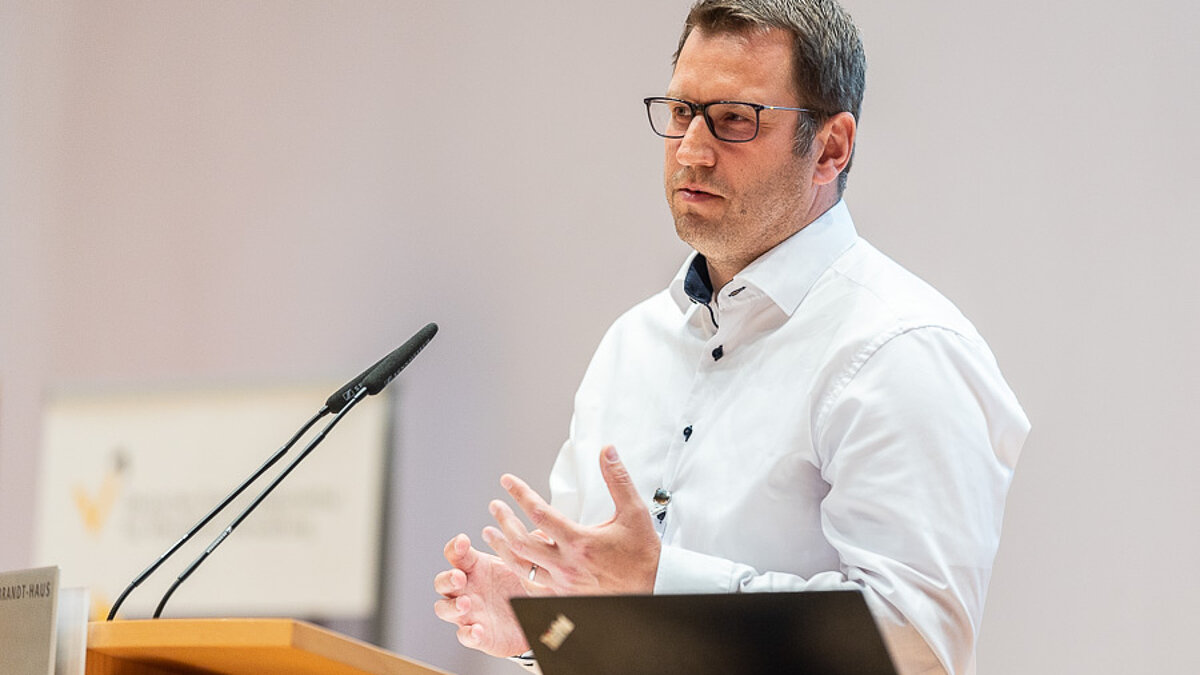 Axel Piesker at the lectern.