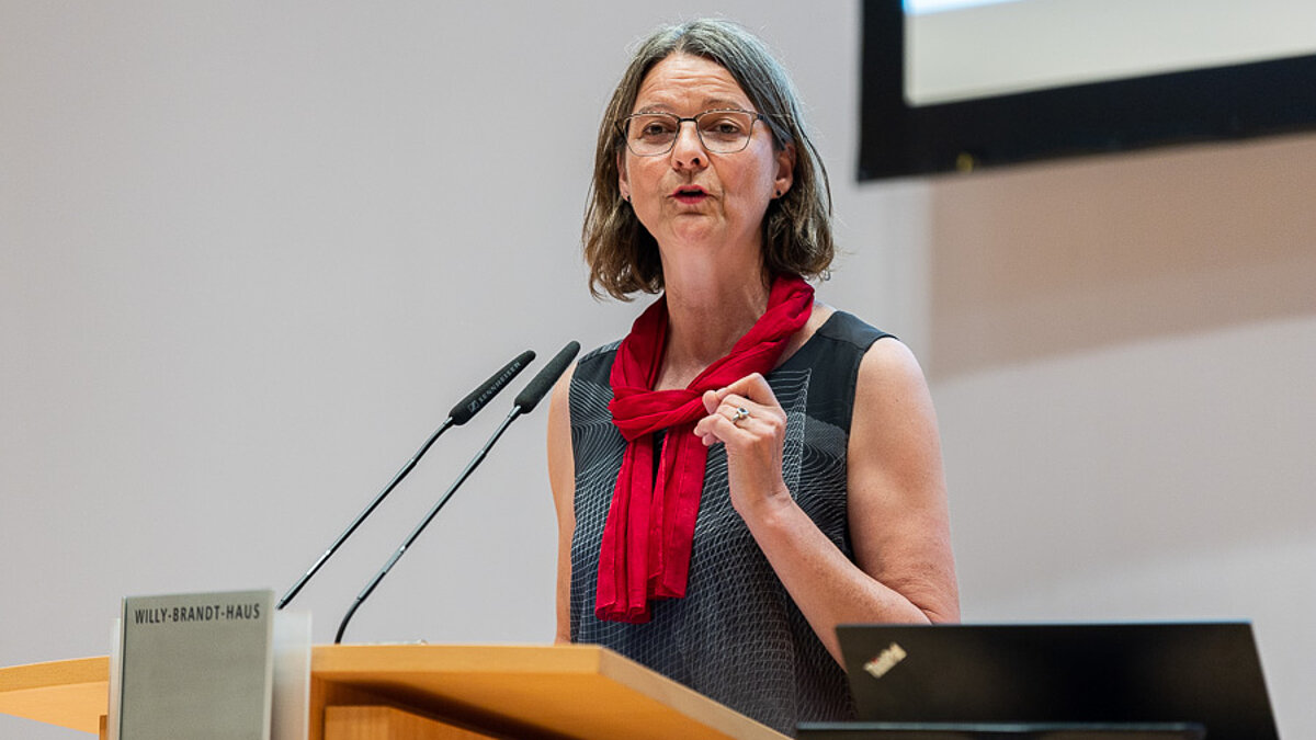Katja Karger, Chairwoman of the DGB Berlin-Brandenburg, welcomes the participants.