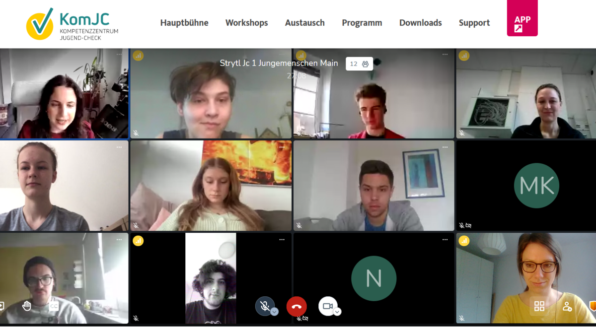 A screenshot shows workshop participants in conversation with each other
