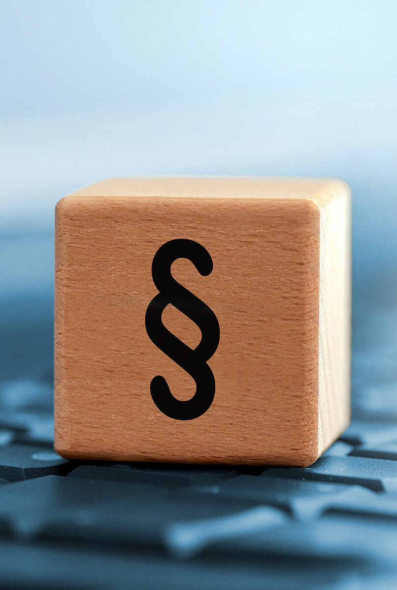 Close-up of the paragraph mark on a wooden block on a computer keyboard.