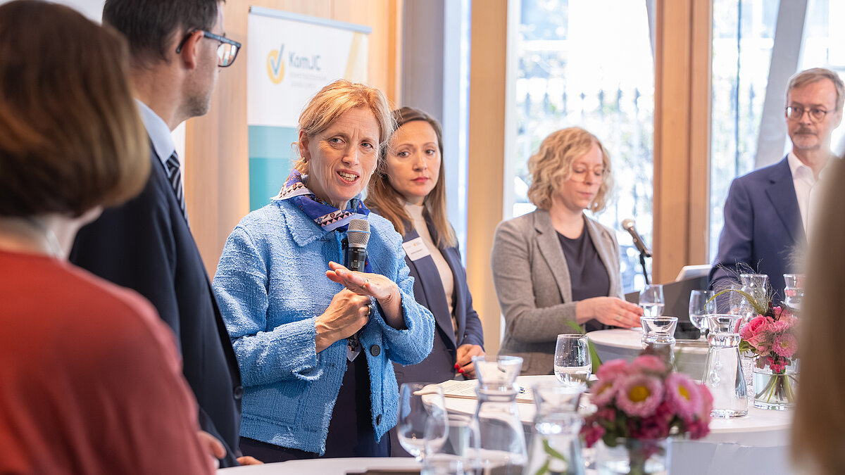 Bundesjugendministerin Karin Prien spricht während der Panel-Diskussion.