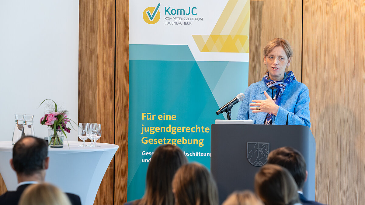 Karin Prien spricht ihr Grußwort.