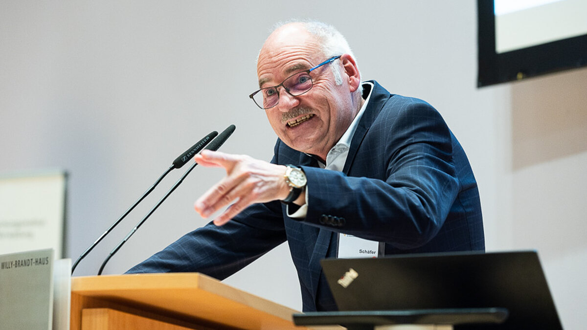 Friedhelm Schäfer, second chairman of the dbb at the lectern.