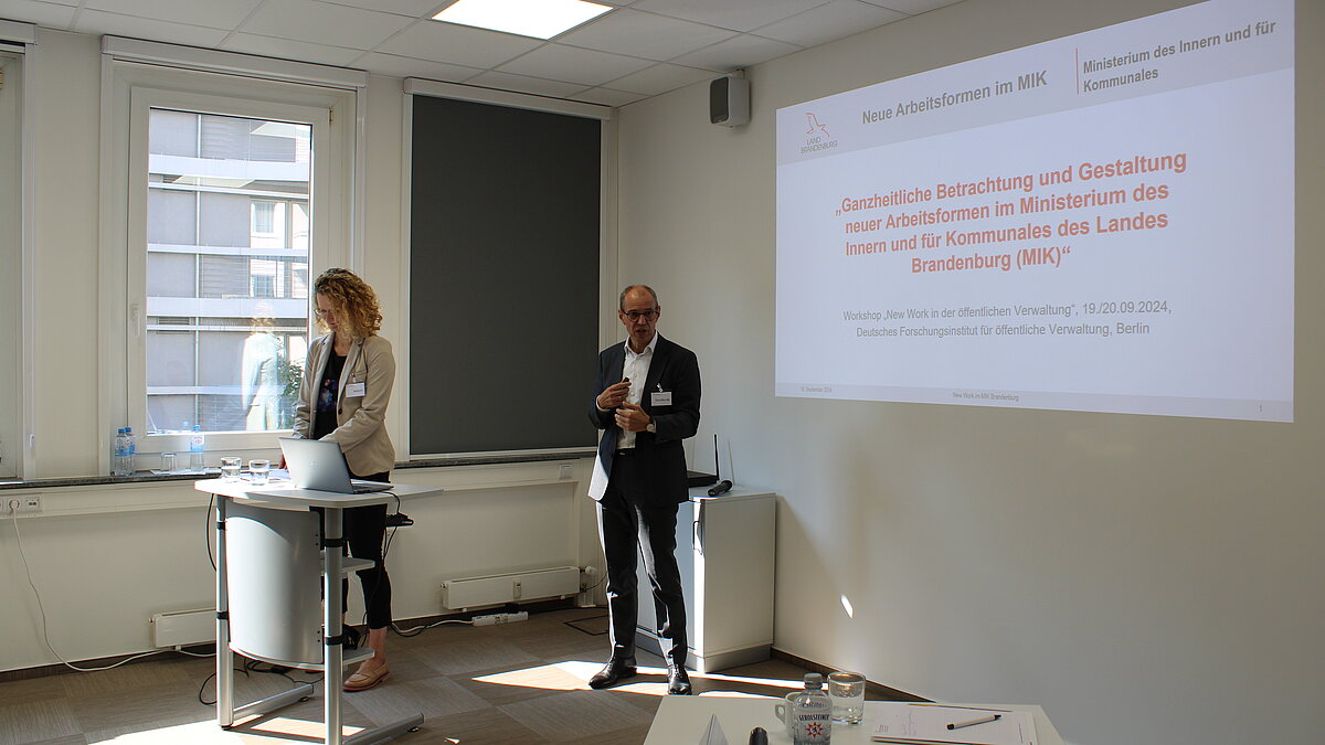 Zwei Personen halten ein Workshop.