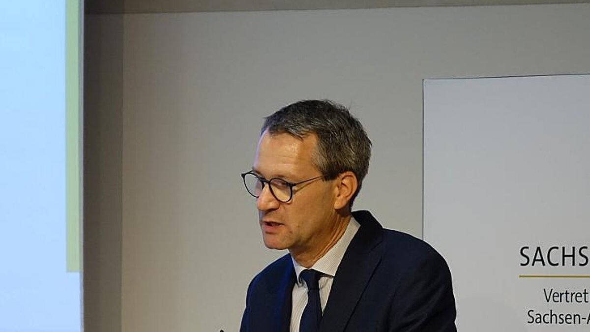 Mann am Rednerpult