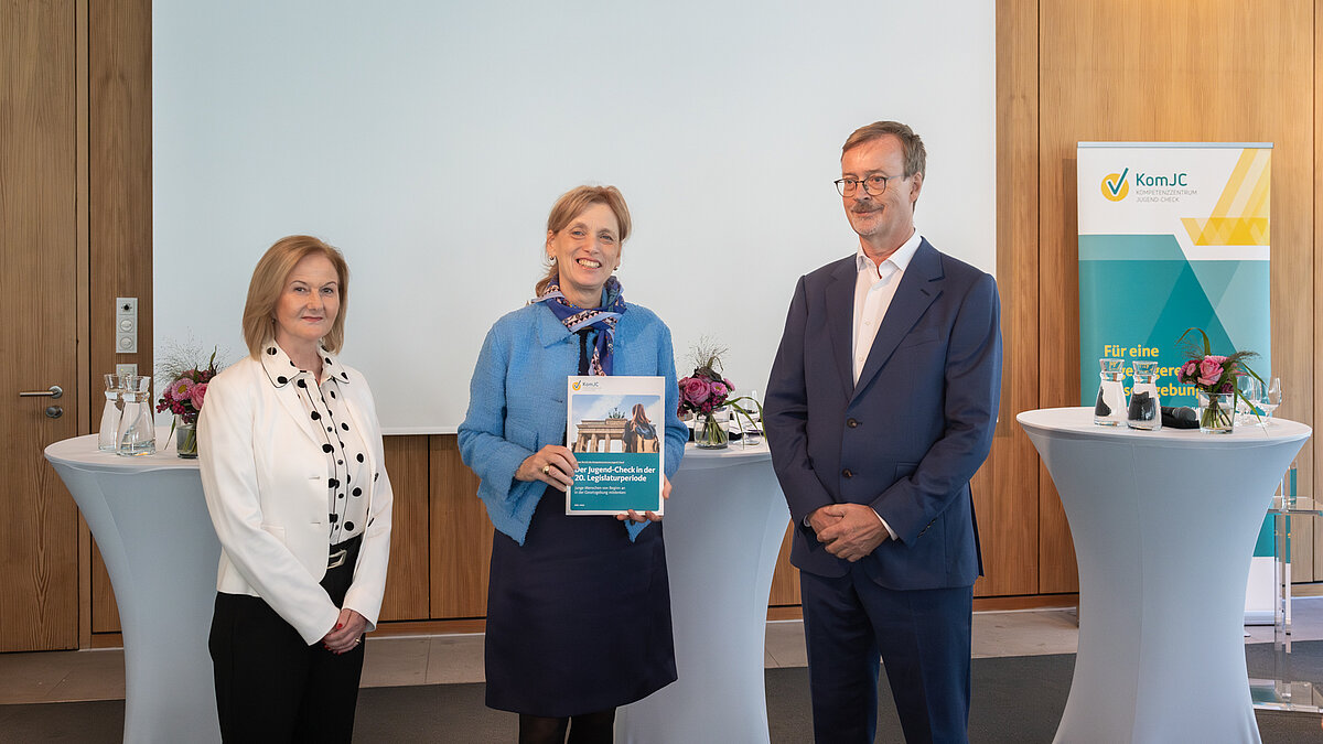 von links nach rechts: Dr. Silke I. Keil, Bundesjugendministerin Karin Prien, Prof. Dr. Jan Ziekow bei der Übergabe des KomJC-Berichts