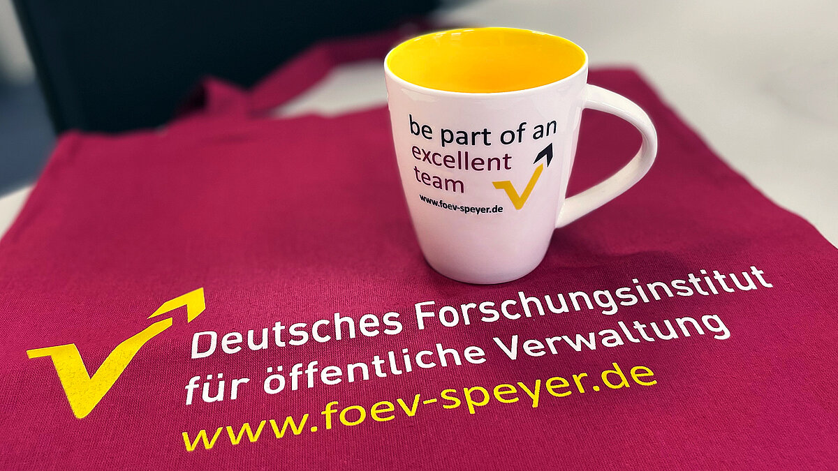 Tasse und Beutel mit FÖV-Logo