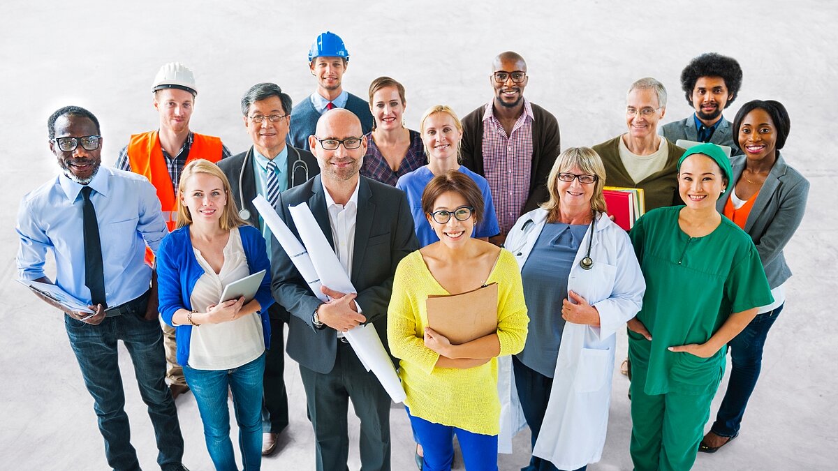 Gruppe diverser Menschen mit unterschiedlicher Arbeitskleidung.