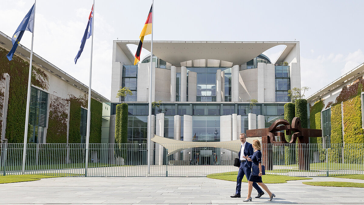 Direktor Prof. Dr. Jan Ziekow und Geschäftsführerin Dr. Silke Keil gehen am Kanzleramt in Berlin vorbei. 
