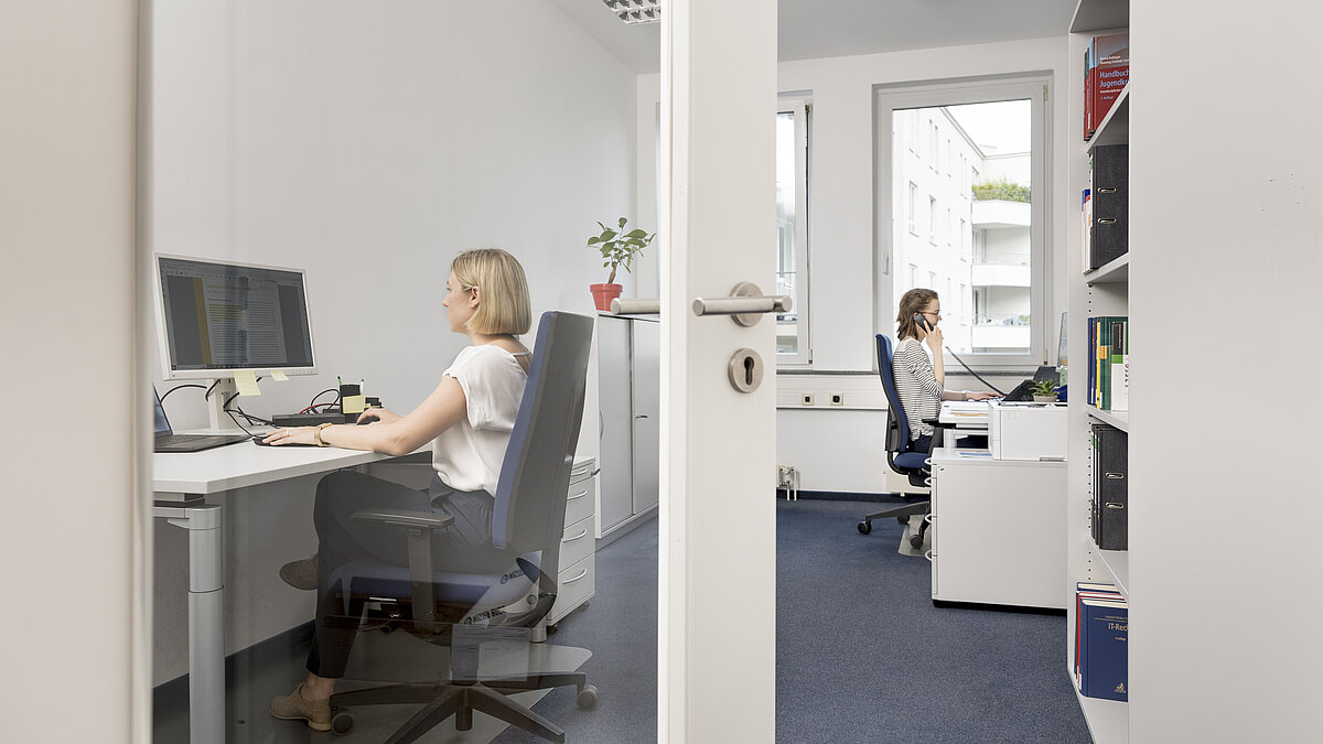 Mitarbeiterinnen des FÖV in ihrem Büro.