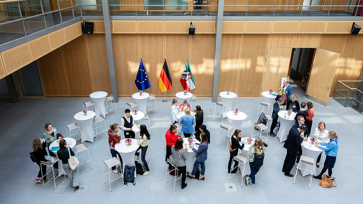 Blick das Foyer mit Gästen der Veranstaltung.