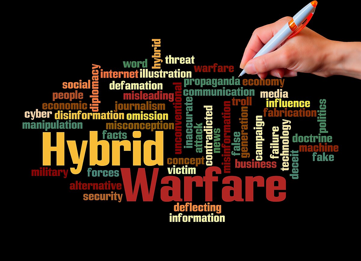 Wortwolke HYBRID WARFARE-Konzept, isoliert auf schwarzem Hintergrund.