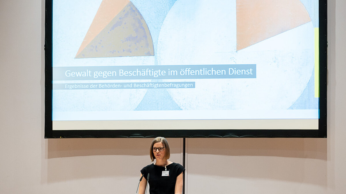 Carolin Steffens in front of the screen at the lectern.