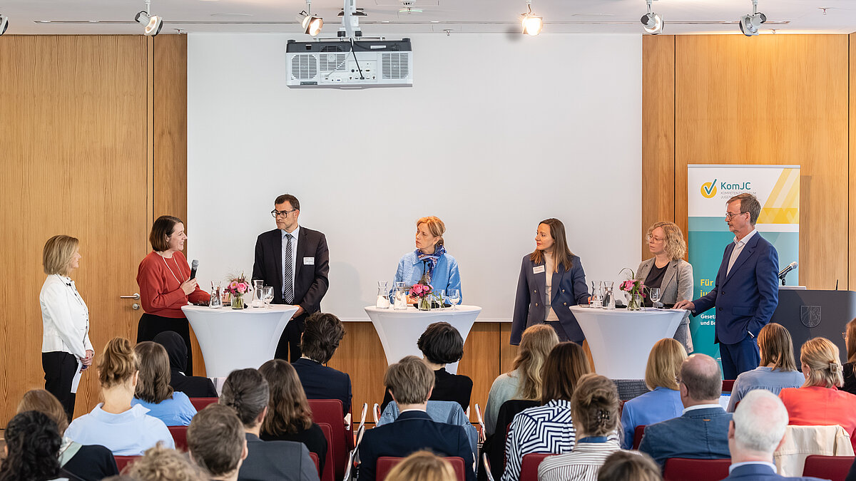 Überblick über das Panel, von links nach rechts: Dr. Silke I Keil, Claudia Kittel, Ralph Edelhäußer, Karin Prien, Jasmina Hostert, Rebecca Romes-Larsen, Prof. Dr. Jan Ziekow