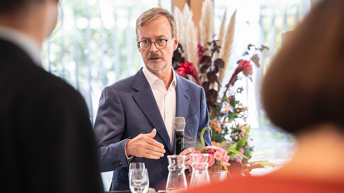 Prof. Dr. Jan Ziekow während der Moderation.