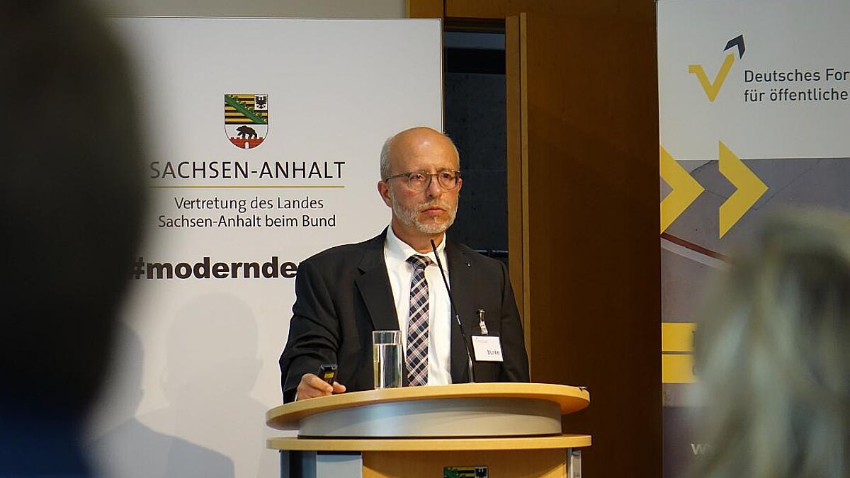 Mann am Rednerpult