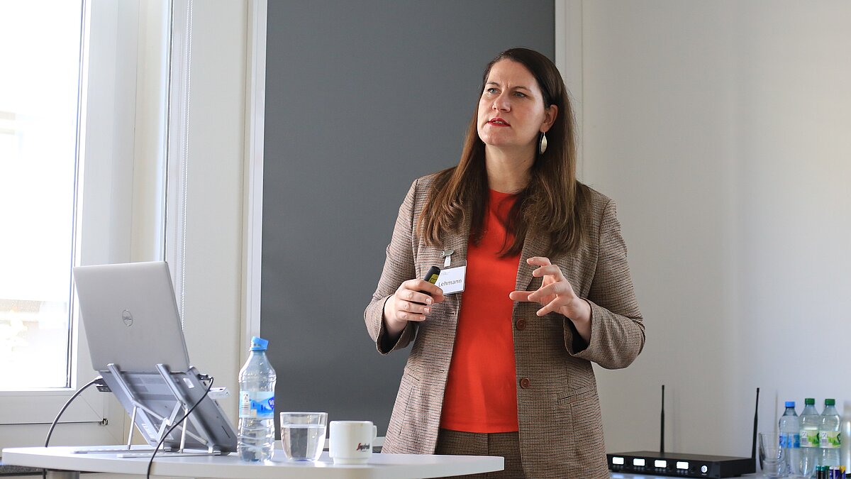 Professorin Claudia Lehmann von der Leipziger Graduate School hält einen Vortrag.