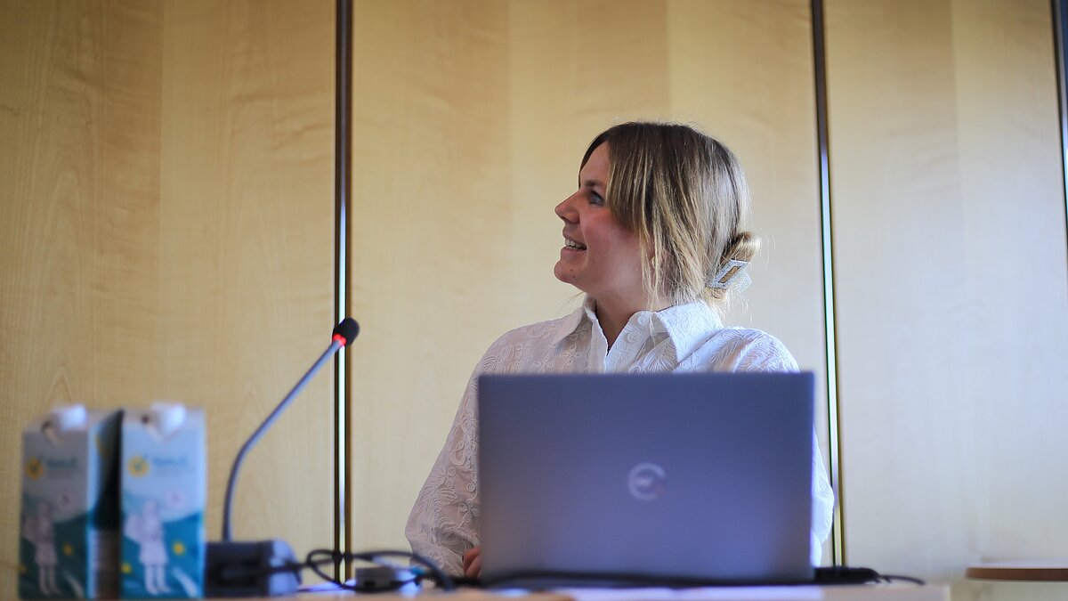 Lena Hartmann during her presentation at the lectern.
