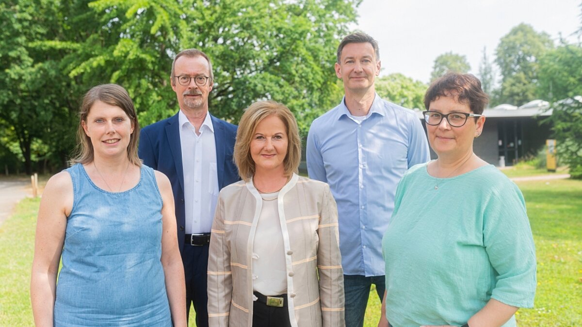 Das Foto zeigt den Leistungsstab des FÖV mit Institutsleitung, stellvertretenden Geschäftsfüher und Sekretariat.