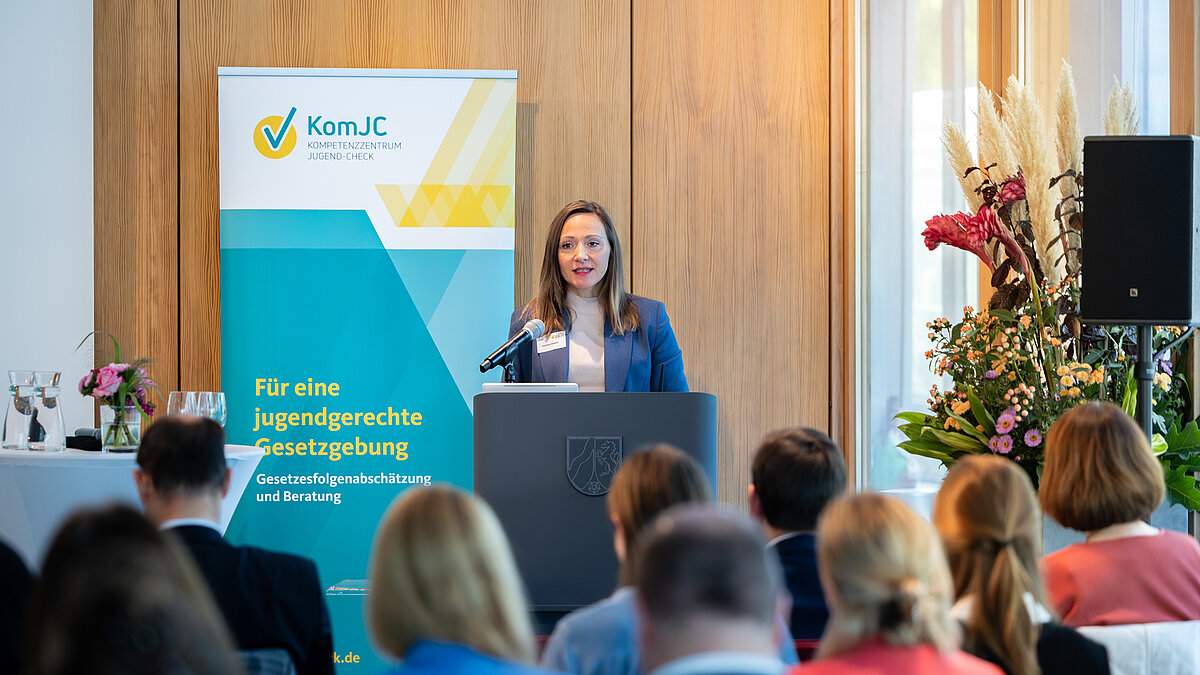 Jasmina Hostert bei ihrer Kommentierung am Rednerpult.