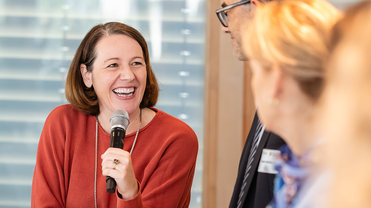 Claudia Kittel, Mitglied des Fachbeirats des Jugend-Checks, spricht während der Panel-Diskussion.