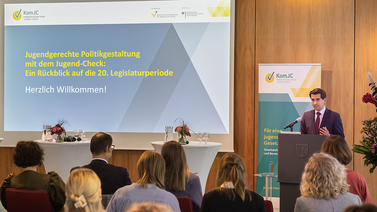 Dr. Matthias Roßbach, Bevollmächtigter des Landes Nordrhein-Westfalen beim Bund, bei seiner Begrüßung. 