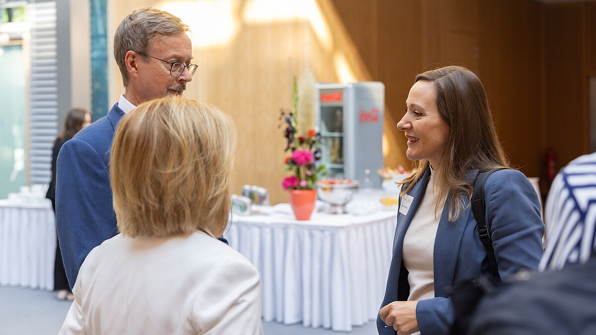 Jasmina Hostert im Gespräch mit Dr. Silke I. Keil und Prof. Dr. Jan Ziekow.