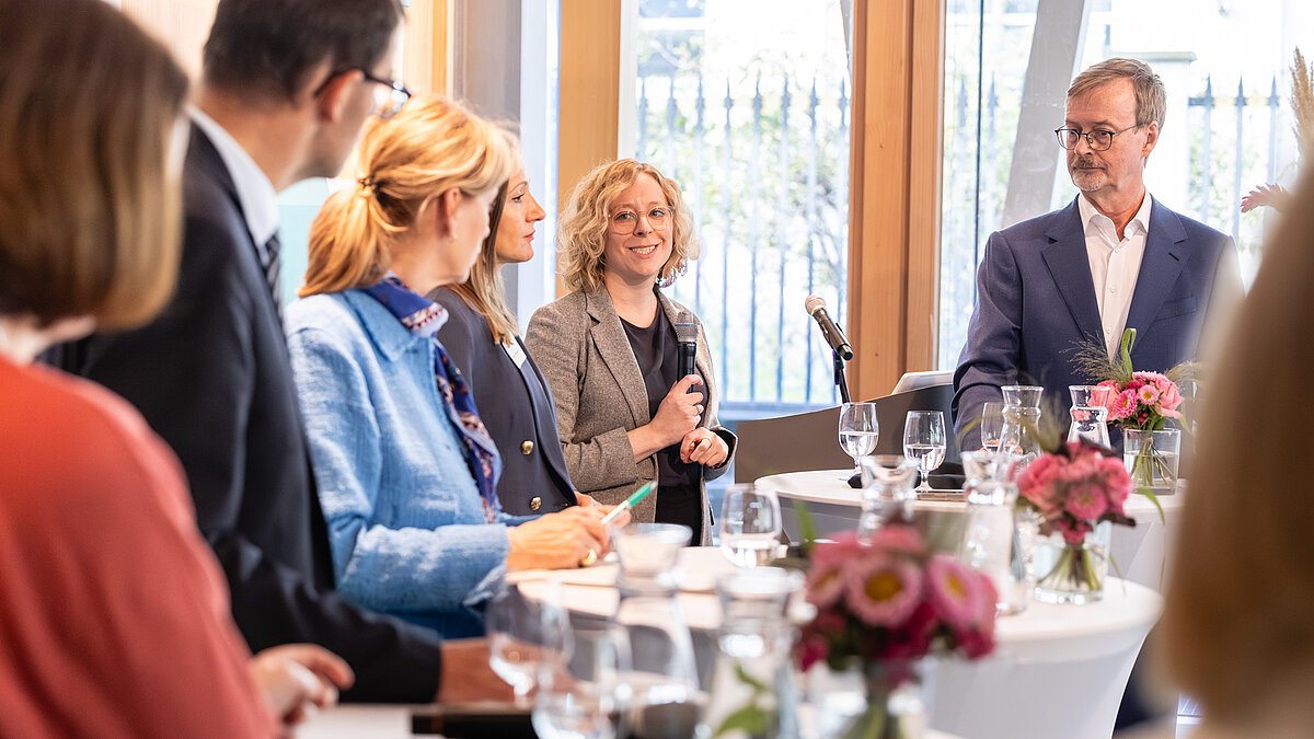Rebecca Romes-Larsen, Geschäftsführung des KomJC, während der Panel-Diskussion.