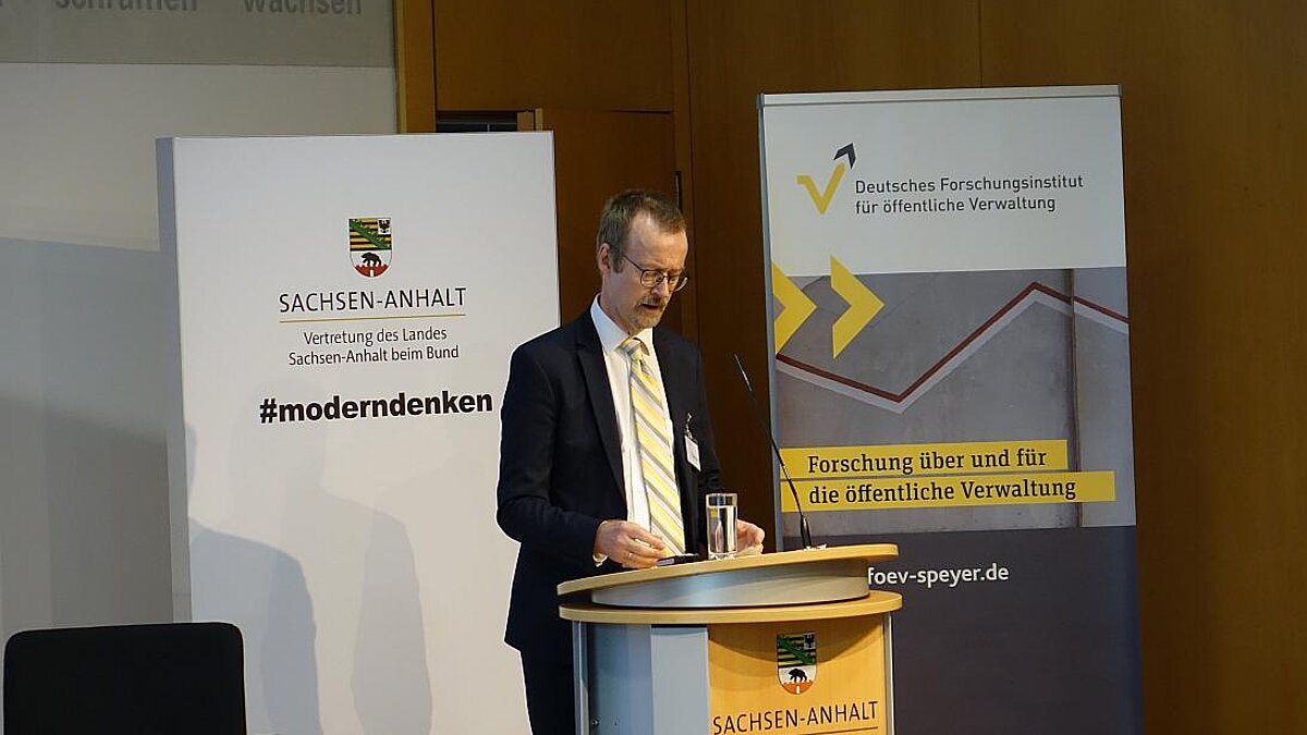 Prof. Ziekow am Rednerpult