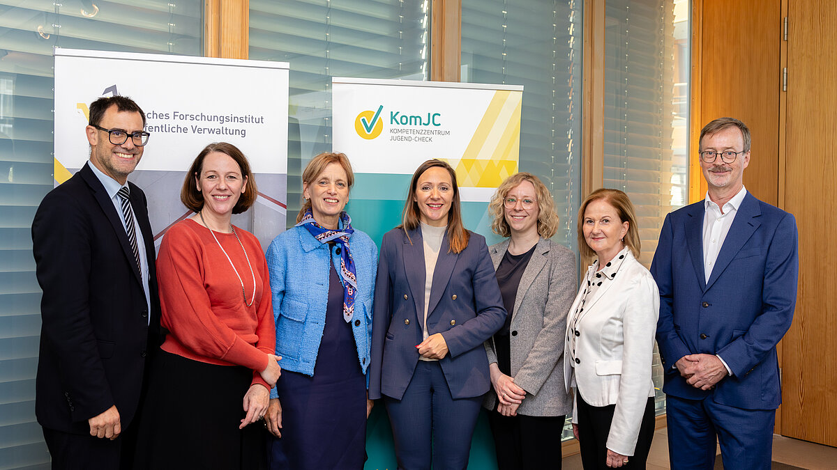 Alle Panel-Teilnehmenden von links nach rechts: Ralph Edelhäußer, Claudia Kittel, Karin Prien, Jasmina Hostert, Rebecca Romes-Larsen, Dr. Silke I. Keil, Prof. Dr. Jan Ziekow