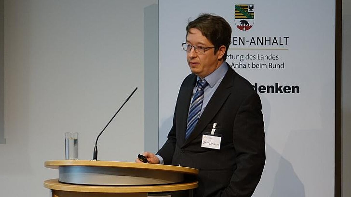 Mann am Rednerpult