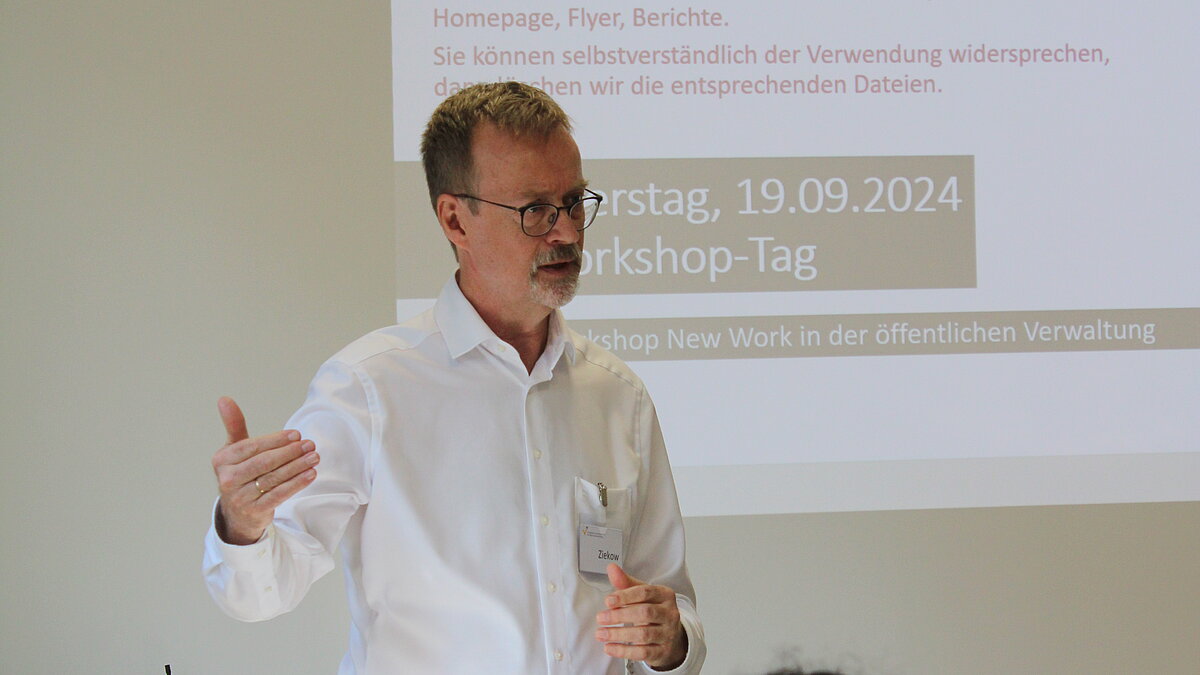 Prof. Ziekow vom FÖV gestikuliert während eines Vortrags.